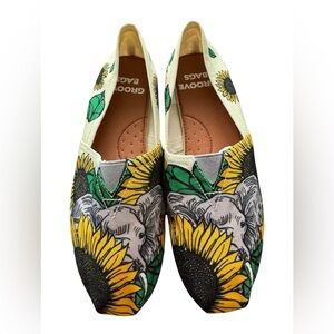 Groove Bags Elephant Sunflower Lightweight Never Worn Slip on Shoes Size 7W